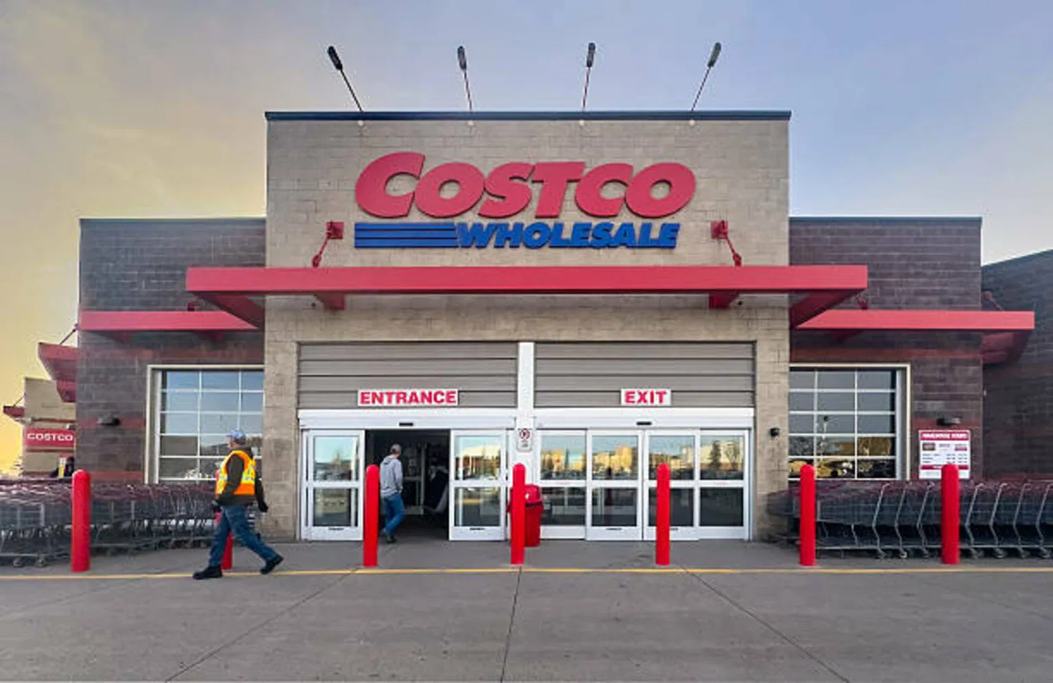 Costco Stock 2025: Why the Business Is Booming but the Stock Is Falling
