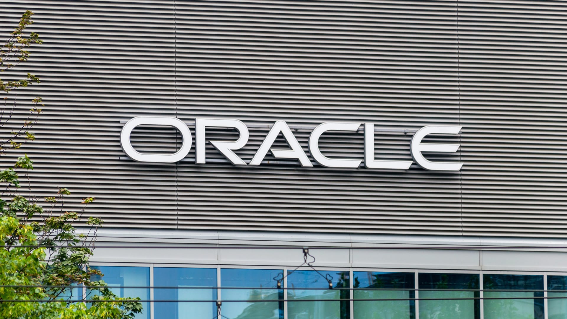 Oracle's AI Bet: Record Earnings Meet Mass Layoffs - What Investors Need to Know